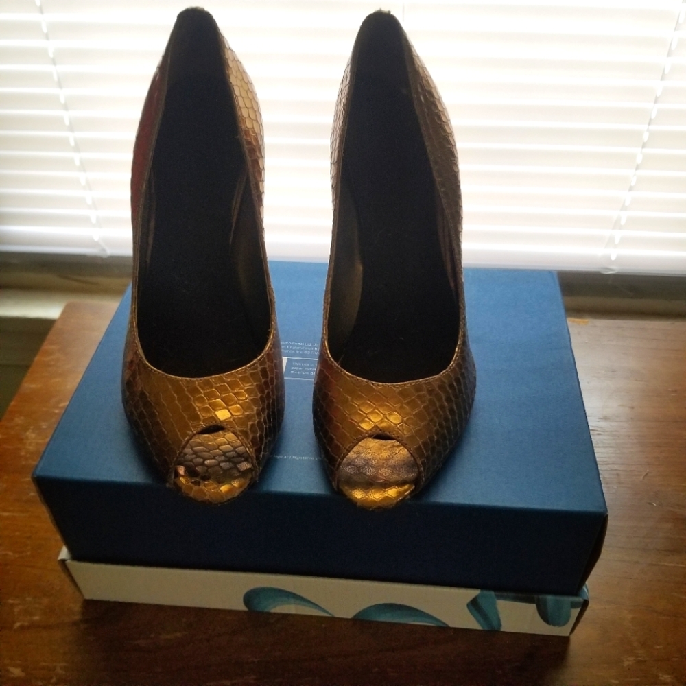BCBG Bronze Snake Print Peep Toe Pumps size 7